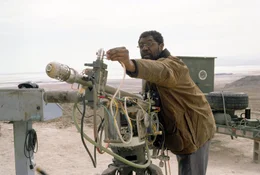 Dr. Brazzleton (Delroy Lindo) plant eine Expedition zum Mittelpunkt der Erde ...