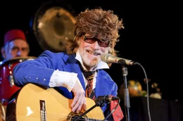 Der kreative Allrounder Helge Schneider - Musiker, Komiker und Filmemacher - portraitiert sich zum 70. Geburtstag selbst. Mit Originalaufnahmen unter anderem von seiner &bdquo;Pretty Joe & die Dorfsch&ouml;nheiten Tournee 2014&ldquo;.