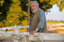 ARD Degeto MEIN WILDES HERZ - ALLES AUF SIEG, am Samstag (30.05.20) um 20:15 Uhr im ERSTEN. Besitzer Paul Brenner (Dieter Hallervorden) staunt nicht schlecht, dass sich sein hochtalentiertes Sorgenkind &acirc;&euro;žRock&acirc;&euro;&oelig; ausgerechnet von einem M&Atilde;&curren;dchen ohne Reiterfahrung z&Atilde;&curren;hmen l&Atilde;&curren;sst. &Acirc;&copy; ARD Degeto/Neue Sch&Atilde;&para;nhauser Filmproduktion, honorarfrei - Verwendung gem&Atilde;&curren;&Atilde;&Yuml; der AGB im engen inhaltlichen, redaktionellen Zusammenhang mit genannter Degeto-Sendung und bei Nennung "Bild: ARD Degeto/Neue Sch&Atilde;&para;nhauser Filmproduktion" (S2+). ARD Degeto/Programmplanung und Presse, Tel: 069/1509-335, degeto-presse@degeto.de