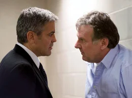 Michael Clayton (George Clooney, li.), Spezialist f&uuml;r Spezialauftr&auml;ge, soll seinen langj&auml;hrigen Freund und Kollegen Arthur Edens (Tom Wilkinson) wieder auf Kurs bringen.