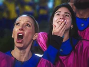 Die Teilnehmer schauen nach oben.