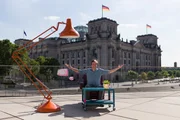 Tobi baut seine Checker-Bude diesmal in Berlin vor dem Bundestag auf.