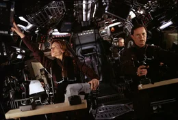 Ihre Mission lautet: Major Rebecca "Beck" Childs (Hilary Swanks, l.) und Colonel Robert Iverson (Bruce Greenwood, r.) sollen einen atomaren Sprengkopf z&uuml;nden, der den inneren Kern reaktivieren soll - und damit die Welt vor dem sicheren Untergang zu bewahren ...