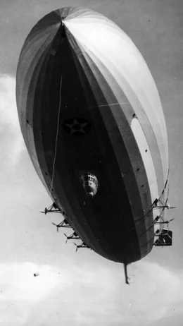 Bis zu ihrem Absturz im Jahr 1935 diente die USS Macon als Starrluftschiff der US Navy.