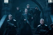 Bereit zur entscheidenden Schlacht: Theo James (M.) als David mit unidentifizierten Nebendarstellern