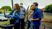 Als ein sadistischer Brandstifter auf Hawaii sein Unwesen treibt, bekommen Steve (Alex O'Loughlin, r.), Grover (Chi McBride, 2.v.l.) und Kono (Grace Park, 2.v.r.) Hilfe der kalifornischen Agentin Kathy Millwood (Melina Kanakaredes, l.). Doch nach und nach entdecken Steve und seine Kollegen, dass Millwood mehr in den Fall involviert ist, als sie eigentlich sein dürfte ...
