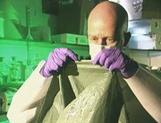 Die Leiche eines 16-jährigen Mädchens wird neun Monate nach seinem Verschwinden gefunden. Die herbeigerufenen Forensiker finden an Leiche und Tatort zahlreiche Spuren.