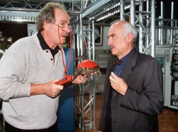 Ich beam' mich jetzt r&uuml;ber: Julius (Friedrich von Thun, links) und sein Chef Clemens Winkelmann (Charles Brauer) planen bereits die Abschaffung des &ouml;ffentlichen Nahverkehrs.