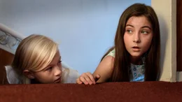Robine (Liz Vergeer, l.) und Milou (Roosmarijn van der Hoek, r.) m&uuml;ssen sich vor dem unheimlichen Mann verstecken.