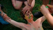 Zeno (Simon Steinhorst) ist in einen Rave geraten. Zeno (Simon Steinhorst) ist in einen Rave geraten.