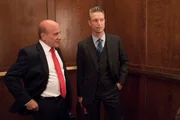 Counselor Peter Abrams (Paul Ben-Victor, l.) und Detective Sonny Carisi (Peter Scanavino).