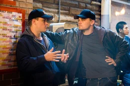 Matt Damon (l.) und Leonardo DiCaprio (r.) im Gespr&auml;ch ...