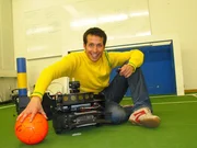 Willi Weitzel mit einem Fussballroboter der TU München Willi Weitzel mit einem Fussballroboter der TU München