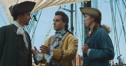 Auf der Fregatte "La Boudeuse" segelte die Expedition zweieinhalb Jahre um die Welt. Der Botaniker Philibert Commerson (Bruno Forget, l.) sein Assistent Jean Baret (Antonia Labs, r.) und der Prinz von Nassau (Loris Rizzo, M.).