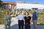 Mechthild Fehrenbach (Diana Körner, l.), Nele Fehrenbach (Floriane Daniel, 2.v.l.) und Julia Demmler (Wendy Güntensperger, 2.v.r.), freuen sich, Graf Bernadotte (Björn Graf Bernadotte af Wisborg, r.) persönlich kennen zu lernen. Mechthild Fehrenbach (Diana Körner, l.), Nele Fehrenbach (Floriane Daniel, 2.v.l.) und Julia Demmler (Wendy Güntensperger, 2.v.r.), freuen sich, Graf Bernadotte (Björn Graf Bernadotte af Wisborg, r.) persönlich kennen zu lernen.