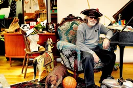 Helge Schneider als Teil seiner Tour &bdquo;Ordnung muss sein&ldquo;, 2019 - eine von vielen  Originalaufnahmen, die neben Sketchen und Musikclips, den K&uuml;nstler und seine vielseitige Karriere beleuchten - ohne Kommentare Dritter.