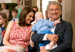 Gl&uuml;ckliche Gro&szlig;eltern: Stefan (Dominic Raacke) und Judith (Barbara Auer) mit ihrem Enkelchen.