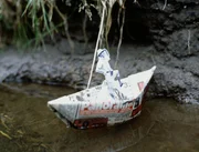 Peter Lustig auf gro&szlig;er Fahrt - den Wiesenbach hinunter.