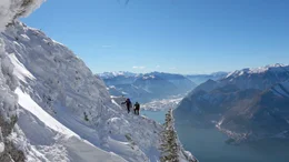 Die Silhouette des Traunsteins am Ostufer des Traunsees ist bereits aus &uuml;ber hundert Kilometern Entfernung sichtbar. Deshalb wird der Berg auch als W&auml;chter des Salzkammergutes bezeichnet. Viele K&uuml;nstler, Schriftsteller wie Nikolaus Lenau, bestiegen ihn, ebenso jagdfreudige Habsburger. Trotz seiner bescheidenen H&ouml;he von 1.691 m ist er aber auch ein Berg voller Gefahren. Nur Europas h&ouml;chster Berg, der Mont Blanc, forderte mehr Todesopfer als das gewaltige Kalksteinmassiv im ober&ouml;sterreichischen Salzkammergut. Seine schroffen Bergw&auml;nde fallen direkt in den See und das macht ihn f&uuml;r Bergsteiger zum herausfordernden Ziel und zum Fotomotiv f&uuml;r Menschen aus aller Welt. Im Bild: Naturfreundeklettersteig im Winter.