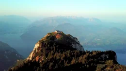 Die Silhouette des Traunsteins am Ostufer des Traunsees ist bereits aus &uuml;ber hundert Kilometern Entfernung sichtbar. Deshalb wird der Berg auch als W&auml;chter des Salzkammergutes bezeichnet. Viele K&uuml;nstler, Schriftsteller wie Nikolaus Lenau, bestiegen ihn, ebenso jagdfreudige Habsburger. Trotz seiner bescheidenen H&ouml;he von 1.691 m ist er aber auch ein Berg voller Gefahren. Nur Europas h&ouml;chster Berg, der Mont Blanc, forderte mehr Todesopfer als das gewaltige Kalksteinmassiv im ober&ouml;sterreichischen Salzkammergut. Seine schroffen Bergw&auml;nde fallen direkt in den See und das macht ihn f&uuml;r Bergsteiger zum herausfordernden Ziel und zum Fotomotiv f&uuml;r Menschen aus aller Welt. Im Bild: Traunsteinhaus.