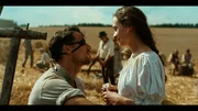 Clara Prank (Mercedes M&uuml;ller) verarztet ihren Verlobten Roman Hoflinger (Klaus Steinbacher) nach dem Fingerhakeln am Rande der Weizenernte.