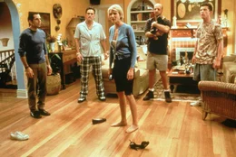 Die sch&ouml;ne Mary (Cameron Diaz, M.) hat allen den Kopf verdreht. Nun versuchen sich Ted (Ben Stiller, l.), Pat (Matt Dillon, 2.v.l.), Dom (Chris Elliot, 2.v.r.) und Tucker (Lee Evans, r.) sich gegenseitig auszustechen ...