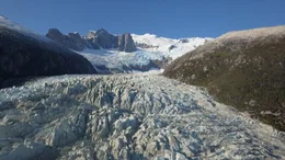 Flugaufnahme des Originalschauplatzes in Feuerland. Dort, wo 1829 die HMS Beagle ankerte, kalben heute gigantische Gletscher direkt ins Meer. in Verbindung mit der Sendung bei Nennung ZDF/J&cedil;rgen StumpfhausFlugaufnahme des Originalschauplatzes in Feuerland. Dort, wo 1829 die HMS Beagle ankerte, kalben heute gigantische Gletscher direkt ins Meer. in Verbindung mit der Sendung bei Nennung ZDF/J?rgen Stumpfhaus