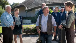 Knud (Axel Prahl) m&ouml;chte im Shanty-Traditionschor seinen Willen durchsetzen: Gegen den Widerstand von Addi (Peter Franke, li.) soll seine Freundin Nadja (Judith Rosmair, 2. v. li.) als erste Frau mitsingen. Lenny (Jonas Nay) und die anderen Chormitglieder Jens-Peter (Uke Bosse, 3. v. li.) und Udo (Jan Georg Sch&uuml;tte, 3. v. re.) beobachten die Auseinandersetzung.