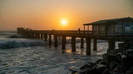 Sonnenuntergang an der alten Landungsbr&uuml;cke in Swakopmund, Namibia, dem ehemaligen Deutsch-S&uuml;dwestafrika.