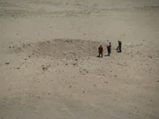 NMT Experten untersuchen den Krater eines 2,5 Tonnen Explosionstests.