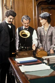 Stephen McGann (Johann ‚Schani‘ Strauß), Anton Lesser (Levi), Emily Richard (Adele).