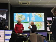 Im Überwachungszentrum des Nationalen Instituts für Geophysik und Vulkanologie in Neapel spricht Harald Lesch (l.) mit dem Direktor Mauro de Vito (M.) über die Gefahren eines möglichen Vulkanausbruchs der Phlegräischen Felder und wie man sich für den Katastrophenfall rüstet.