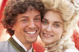Die Wirtshaustochter (Judit B&aacute;rdos) und der Teufelssohn (Jan Cina) sind ein ganz liebensw&uuml;rdiges Paar.