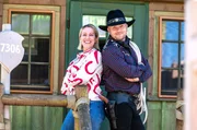 Western-Artist Florian Lica und seine Frau Sandra sind tagsüber im Europa-Park als Foto-Team unterwegs. Western-Artist Florian Lica und seine Frau Sandra sind tagsüber im Europa-Park als Foto-Team unterwegs.