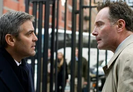 Michael Clayton (George Clooney, li.) ger&auml;t mit Kollegen Barry Grissom (Michael O'Keefe) aneinander.