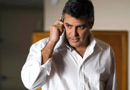 In seiner New Yorker Kanzlei ist der Anwalt Michael Clayton (George Clooney) nur der Mann f&uuml;rs Grobe. Lautlos und effizient vertuscht er Skandale, um m&auml;chtige Klienten aus Politik und Wirtschaft zu sch&uuml;tzen.