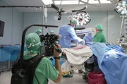 Das OP-Team der BG Klinik Ludwigshafen bei der Arbeit.