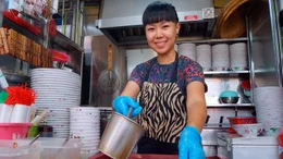 &Uuml;berall in Singapur gibt es kleine Gark&uuml;chen: Schnelles Essen, aber von bester und frischer Qualit&auml;t. Li Ruifang betreibt einen solchen Imbiss in zweiter Generation.