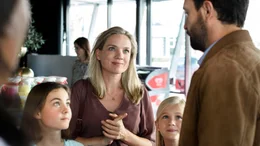 Milou (Roosmarijn van der Hoek, l.), Diana (Anniek Pheifer, M.) und Robine (Liz Vergeer, 2.v.r.) versuchen, Hans (Jeroen Spitzenberger, r.) zum Kaufen von Snacks f&uuml;r die Autofahrt zu &uuml;berzeugen.