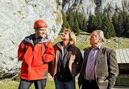 Hansi (Hansi Hinterseer, Mitte) und sein Vater Johann (Franz Buchrieser, rechts) stehen Thomas (Alexander Wussow) von der Bergrettung mit Rat und Tat zur Seite.