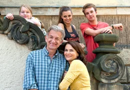 Eine Bilderbuchfamilie: Frauenarzt Stefan (Dominic Raacke, vorne li.), seine Frau Judith (Barbara Auer, vorne re.) und ihre Kinder Mona (Stefanie Amarell, hi. li.), Cosima (Hannah Valentin, hi. Mitte) und Ben (Johannes G&auml;de, re.). Weiteres Bildmaterial finden Sie unter www.br-foto.de.
