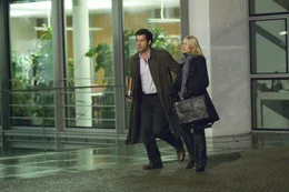 Im Visier eiskalter Banker, die mit Terroranschl&auml;gen und Putschversuchen Milliarden scheffeln: Interpol-Agenten Louis Salinger (Clive Owen, l.) und die New Yorker Staatsanw&auml;ltin Eleanor Whitman (Naomi Watts, r.) ...
