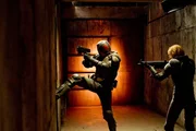 Judge Dredd (Karl Urban) und seine Rekrutin Cassandra Anderson (Olivia Thirlby) st&uuml;rmen ein Hochhaus, in dem drei &uuml;bel zugerichtete Leichen von Drogendealern gefunden wurden.