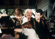 John (Ralph Waite, l.), Sam (Will Geer, 2.v.l.) und alle Walton-Jungen helfen dem Postflieger Todd Cooper (Michael Glaser, r.), sein Flugzeug wieder startklar zu machen. John (Ralph Waite, l.), Sam (Will Geer, 2.v.l.) und alle Walton-Jungen helfen dem Postflieger Todd Cooper (Michael Glaser, r.), sein Flugzeug wieder startklar zu machen.
