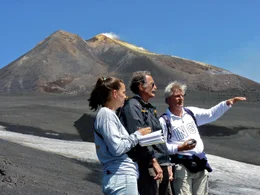Geologen arbeiten an Fr&uuml;hwarnsystemen f&uuml;r Vulkanausbr&uuml;che, nicht nur hier am &Auml;tna auf Sizilien.