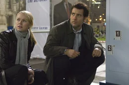 "Sie kontrollieren dein Geld, sie kontrollieren deine Regierung, sie kontrollieren dein Leben ... und lassen uns alle daf&uuml;r bezahlen!" Interpol-Agent Louis Salinger (Clive Owen, r.) und die New Yorker Staatsanw&auml;ltin Eleanor Whitman (Naomi Watts, l.) sind entschlossen, eine der m&auml;chtigsten Banken der Welt zu Fall zu bringen ...