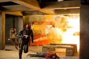 Judge Dredd (Karl Urban) und seine Rekrutin Cassandra Anderson (Olivia Thirlby) versuchen einen Weg aus Ma-Mas Haus zu finden.