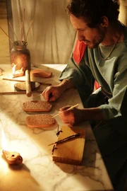 Tontafeln mit minoischen Schriftzeichen könnten Antworten auf die ungeklärten Fragen der Archäologen liefern.