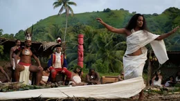 Sch&ouml;nheit und Erotik: Louis Antoine de Bougainville (Lionel Aknine) bewundert die Tahitianerin.