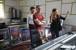 Chris Packham (vorne) und Professor Julia Clarke produzieren das Ger&auml;usch eines T-Rex im UFO music Studio in Berlin.